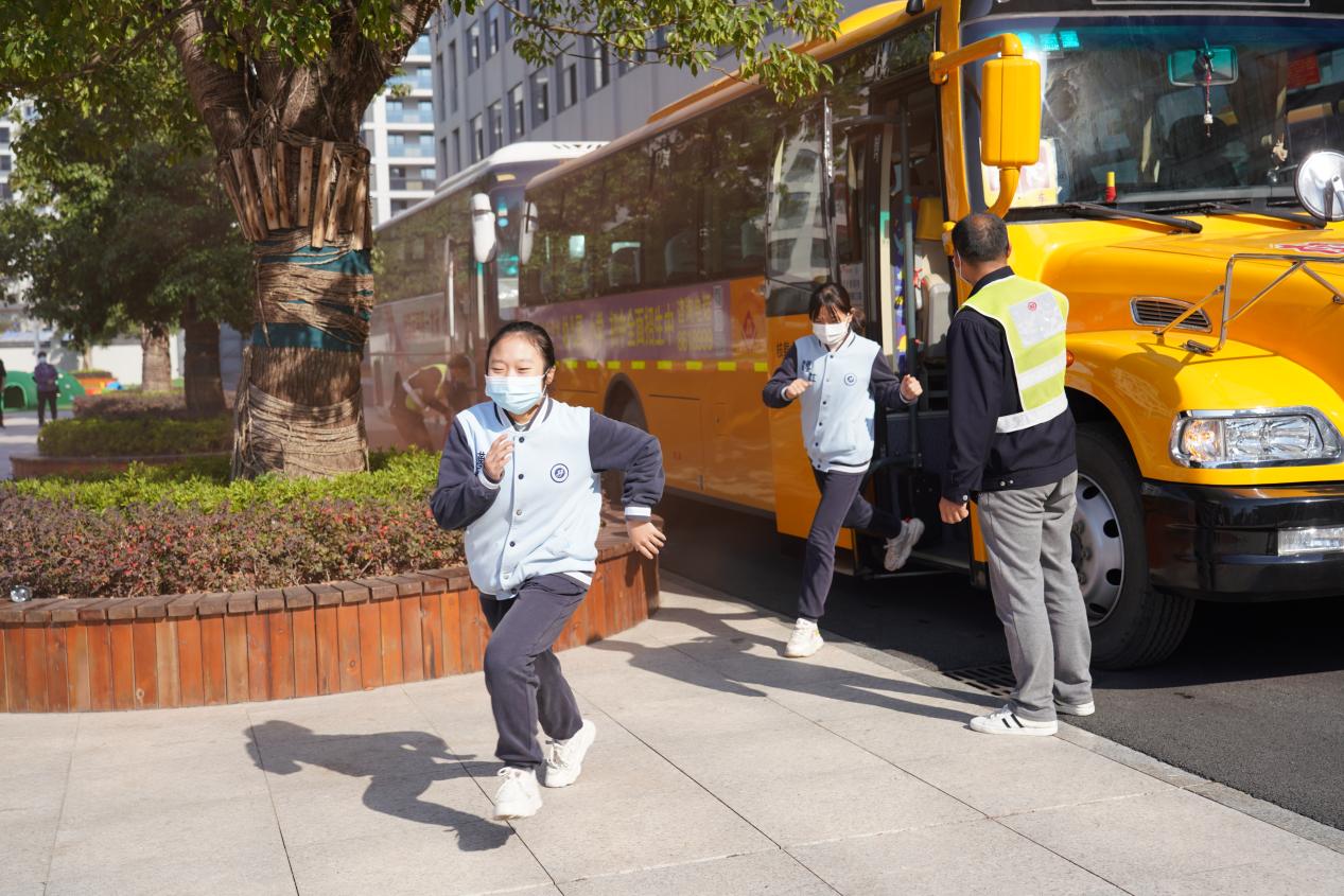 校車安全常演練 平安出行永相伴——漢江實驗學(xué)校交通安全教育暨校車安全應(yīng)急演練