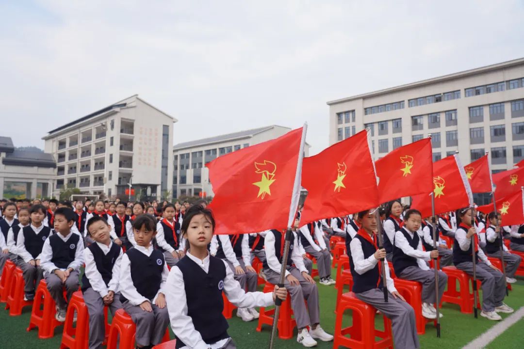 禮潤童心    爭做新時(shí)代好少年