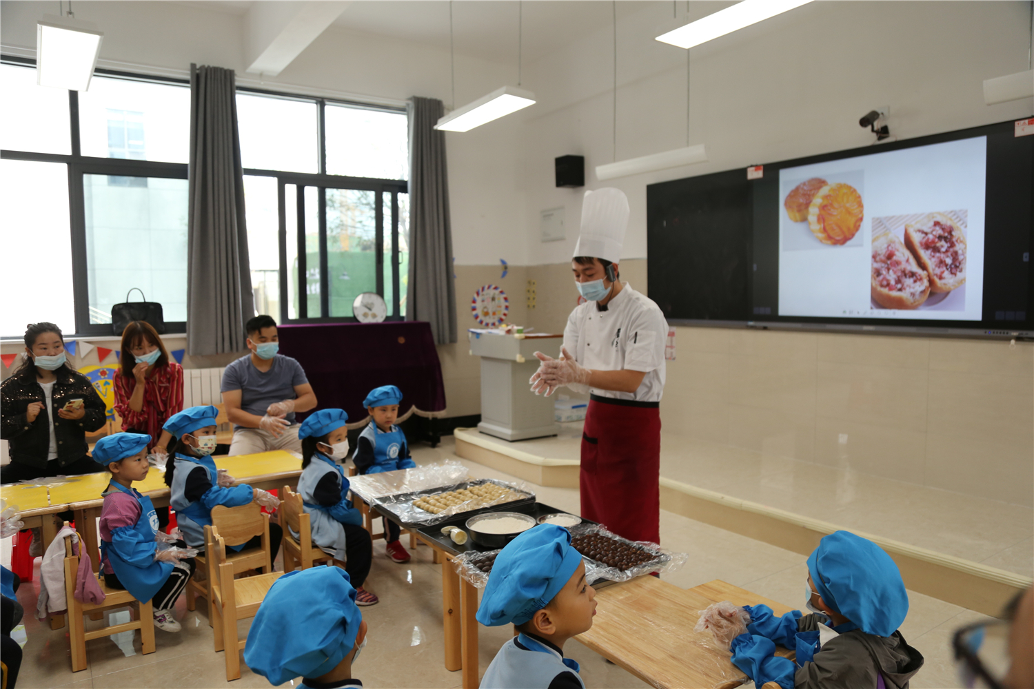 “團圓迎中秋·巧手做月餅”——漢江實驗學校幼兒園舉行中秋節(jié)親子烘焙活動