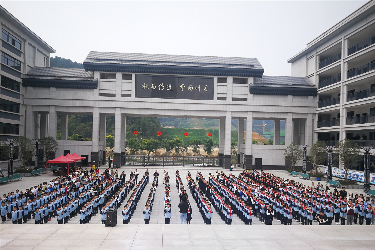 諄諄教誨寄厚望，莘莘學子展風采——小學舉行首次月考表彰大會暨“祖國在我心中”主題活動啟動儀式