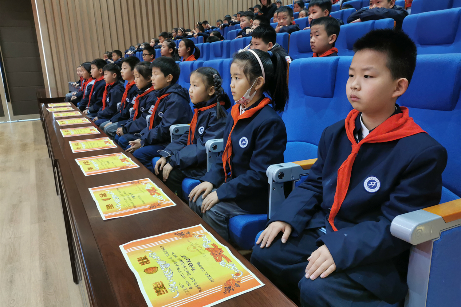 弘揚(yáng)雷鋒精神，爭做少年先鋒——暨小學(xué)月考總結(jié)表彰大會(huì)