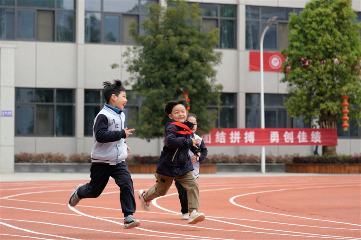 生命之花在運(yùn)動(dòng)中綻放——漢江實(shí)驗(yàn)學(xué)校首屆春季體質(zhì)健康達(dá)標(biāo)運(yùn)動(dòng)會(huì)