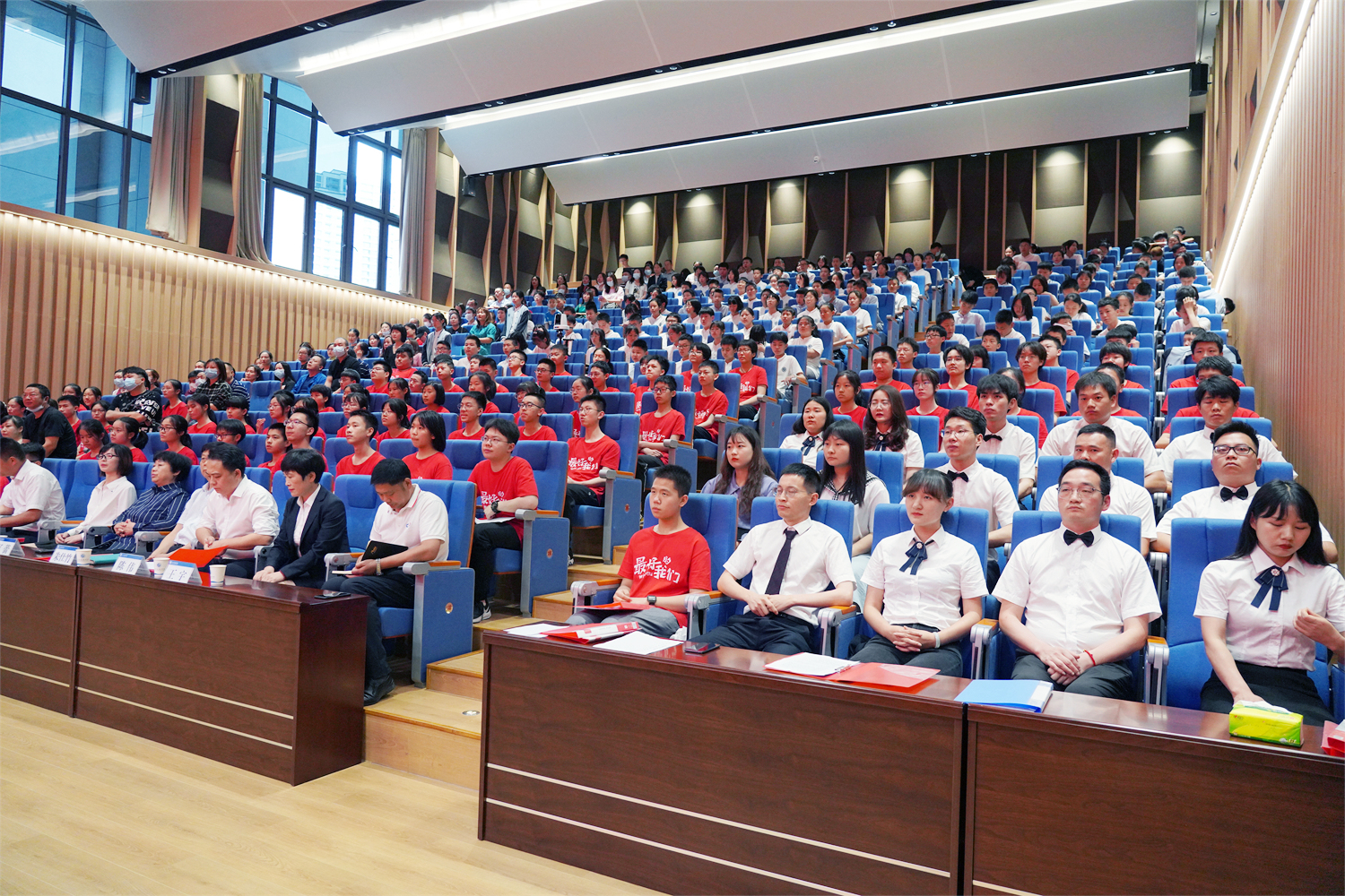 夢想起航·放飛希望—漢江實驗學校隆重舉行首屆九年級畢業(yè)典禮